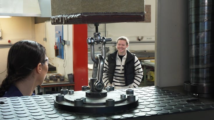 magazin, hallo ROCKWOOL, online-magazin, teaser, lina, studentin bei ROCKWOOL, als studentin bei ROCKWOOL unterwegs, was Steinwolle besonders macht, labor, wie werden eigenschaften von steinwolle geprüft, steinwolle eigenschaften, produktentwicklung, labor-selfie, germany