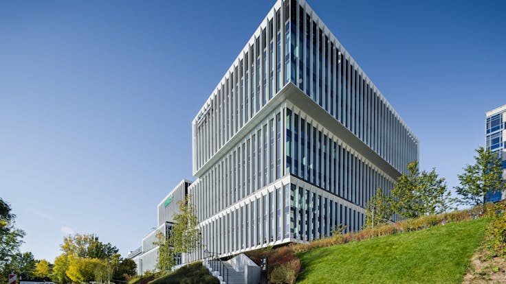 case study LAKESIDE WARSZWA office building BREEAM Outstanding certification, WELL Gold certification, E.ON Polska S.A. certification, Class A standard offices, and beautifully landscaped green surroundings - since the end of 2023, the prestigious Lakeside office and service complex has been operating in Warsaw’s Mokotów district, utilizing ROCKWOOL stone wool insulation materials photographer Rafal Chojnacki