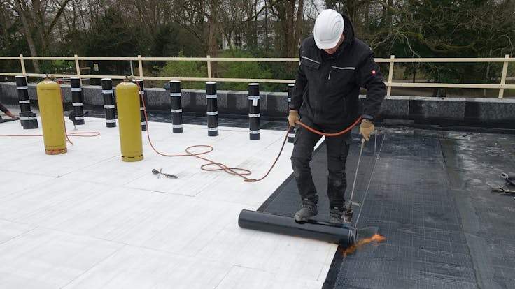 kita hilden, referenz kita hilden, Kindertageseinrichtung Am Holterhöfchen, flachdach pv-anlage, flat roof pv system, belastbares Flachdach, resilient flat roof, nachhaltiger Modulbau, sustainable modular construction, Aufschweißen Unterlagsbahn auf Solarrock, welding underlayment onto Solarrock, Foto ASG, reference, Referenz, Germany