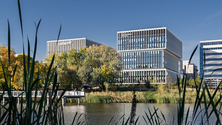 case study LAKESIDE WARSZWA office building BREEAM Outstanding certification, WELL Gold certification, E.ON Polska S.A. certification, Class A standard offices, and beautifully landscaped green surroundings - since the end of 2023, the prestigious Lakeside office and service complex has been operating in Warsaw’s Mokotów district, utilizing ROCKWOOL stone wool insulation materials photographer Rafal Chojnacki