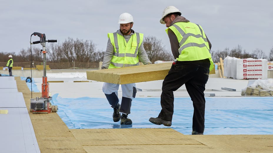 Flachdachdämmung von ROCKWOOL wird auf Dach verlegt