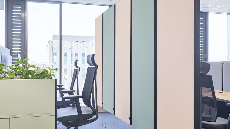 Open Plan Office in Rockwool GBS - biuro w Warszawie in Warszawa Poland with Rockfon Canva Hanging Divider, in color Seashell, Sage