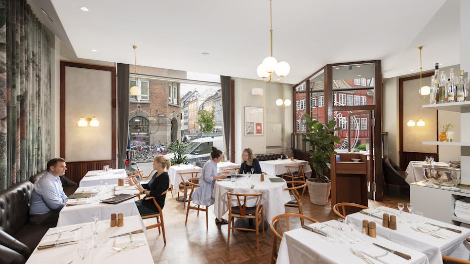 Restaurant Møntergade har fået et smukt, hvidt Rockfon Mono Acoustic loft.
