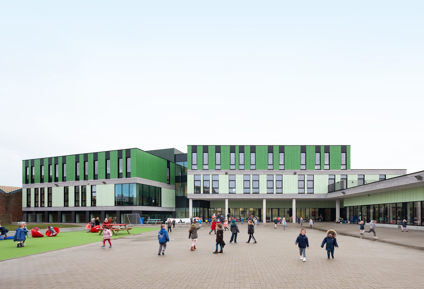 Rockpanel Case Study Vrije basisschool Sint-Jozef en Sint-Pieter Rockpanel Colours RAL 130 80 20 en RAL 130 50 30