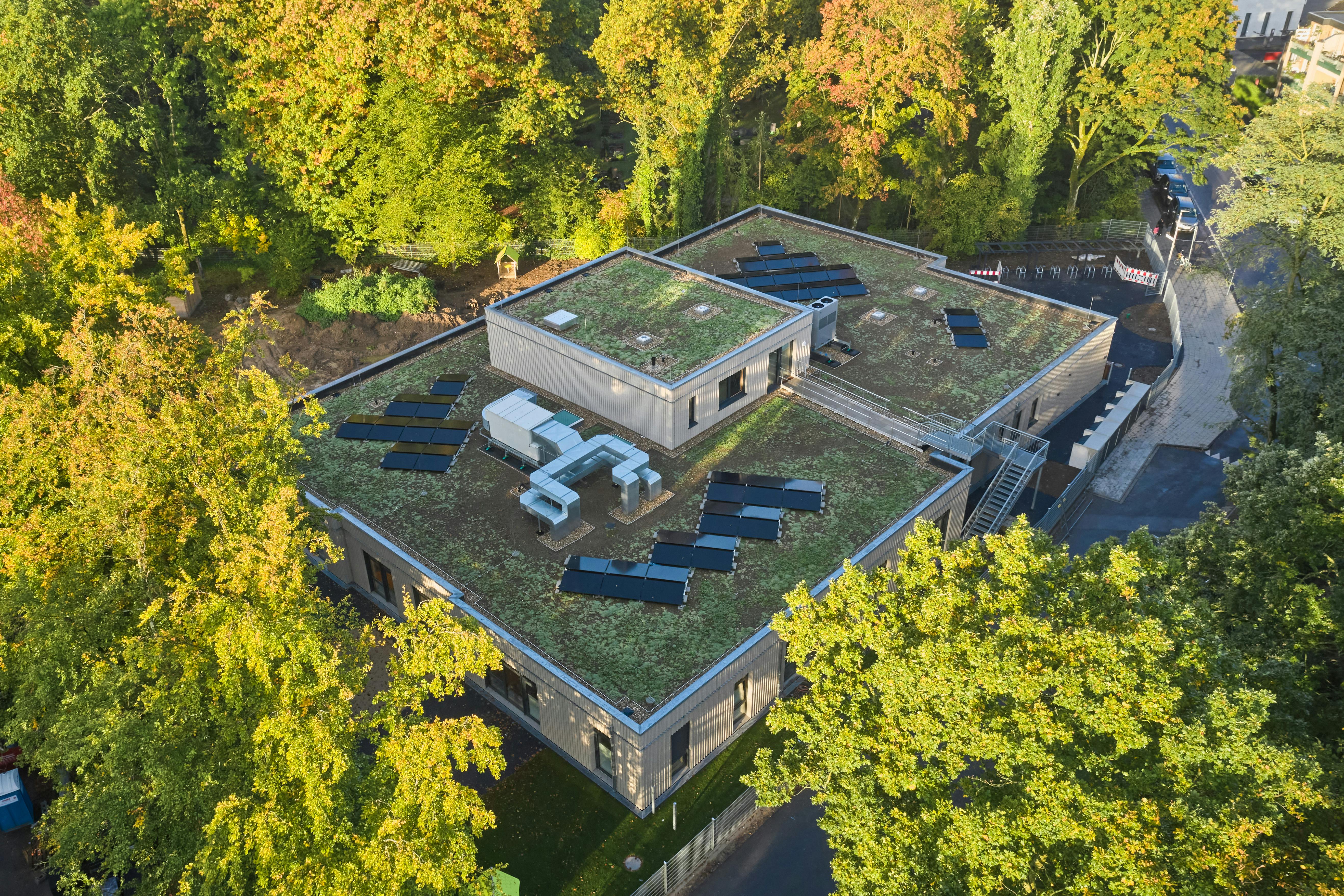 kita hilden, referenz kita hilden, Kindertageseinrichtung Am Holterhöfchen, flachdach pv-anlage, flat roof pv system, belastbares Flachdach, resilient flat roof, nachhaltiger Modulbau, sustainable modular construction, Job 706 Foto Behrendt (Hammes), reference, Referenz, Germany