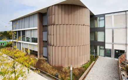 Une impressionnante école de ville allemande axée sur la communauté