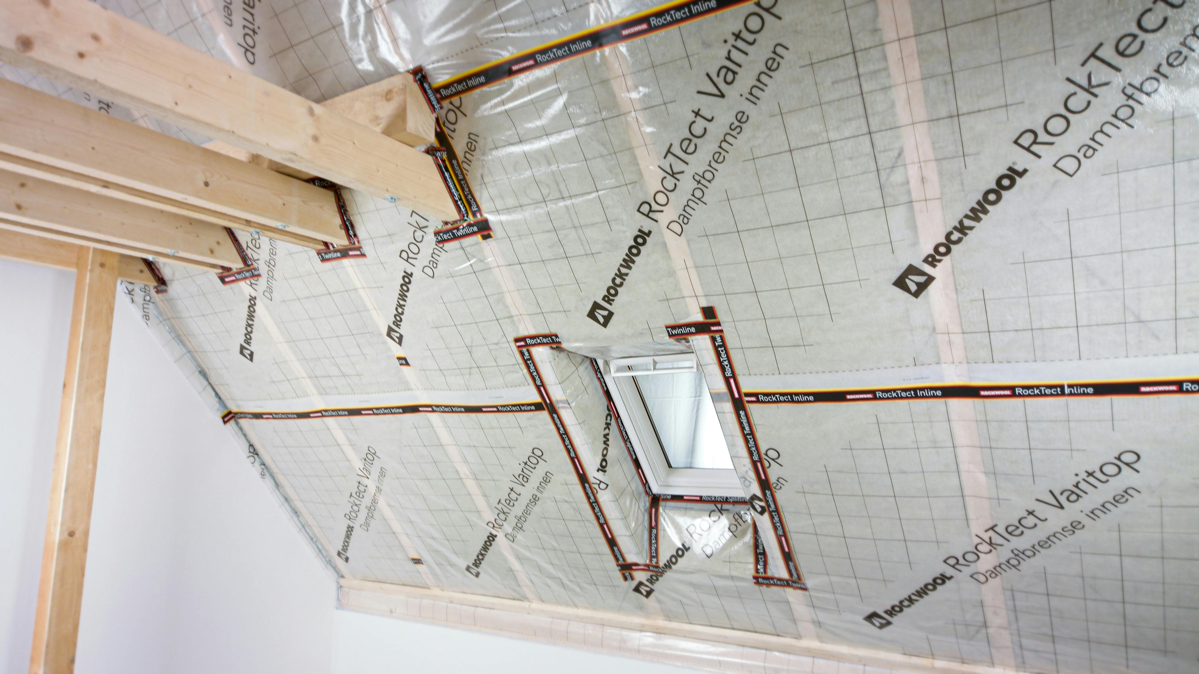 roof, pitched roof, airtightness, vapour barrier, installation, installation guide, guide, installation steps, installation step 20, long shot of pitched roof with rocktect airtight system, luftdichtsystem, dampfbremse, rocktect, verarbeitung, verarbeitungsschritte, verarbeitungsschritt 20, schrägdach mit rocktect luftdichtsystem totale, rocktect varitop, detail, germany