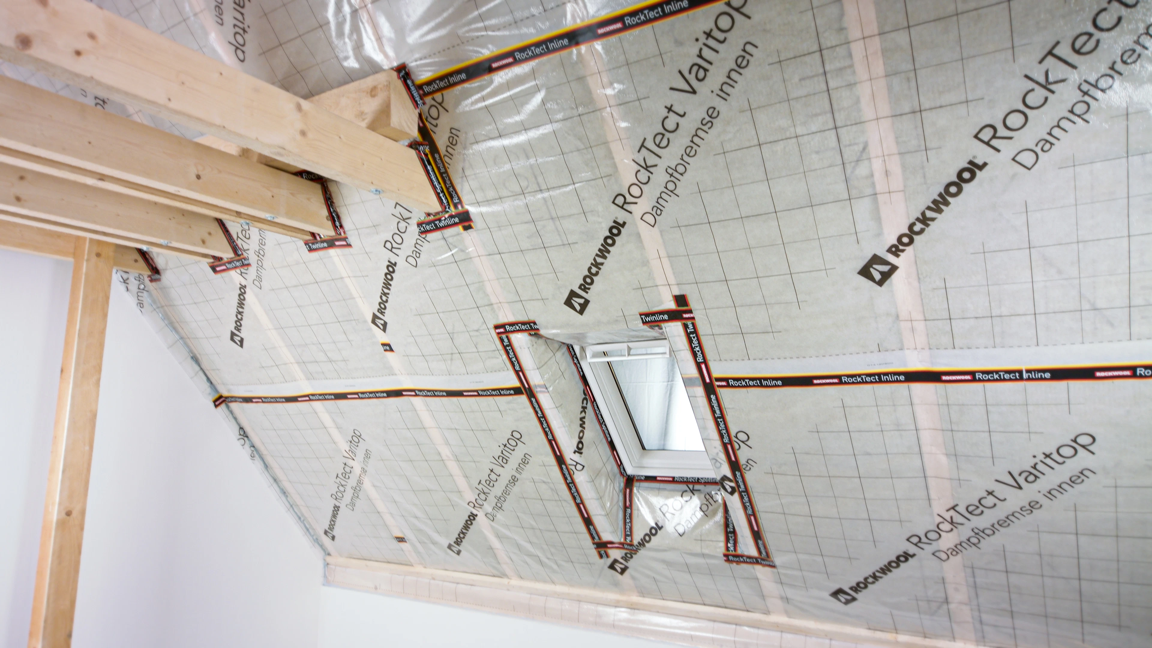 roof, pitched roof, airtightness, vapour barrier, installation, installation guide, guide, installation steps, installation step 20, long shot of pitched roof with rocktect airtight system, luftdichtsystem, dampfbremse, rocktect, verarbeitung, verarbeitungsschritte, verarbeitungsschritt 20, schrägdach mit rocktect luftdichtsystem totale, rocktect varitop, detail, germany