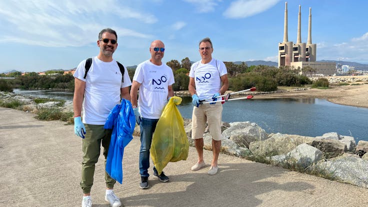 Ecomar. ODS 14. LIFE BELOW WATER. Internal Sustainability Campaign. SD23. Spain. Cleaning the beach. Employees.