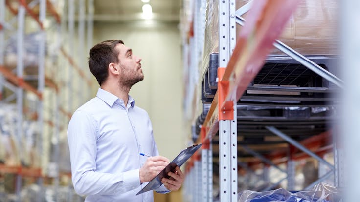 Illustrative image, distributor, wholesale, logistic, taking stock, warehouse, quantity, clip board, shelves