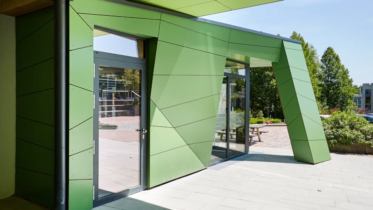 Renovation and extension of the Betty-Greif school in Pfarrkirchen, Germany with Rockpanel Colours incl. ProtectPlus coating