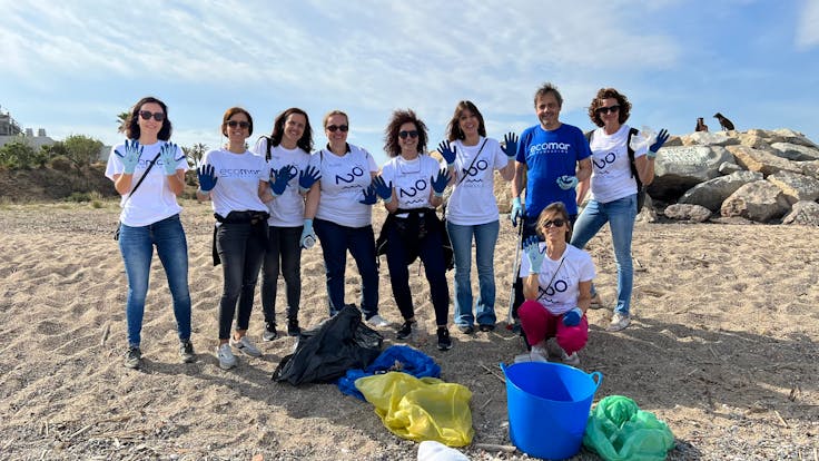 Ecomar. ODS 14. LIFE BELOW WATER. Internal Sustainability Campaign. SD23. Spain. Cleaning the beach. Employees.