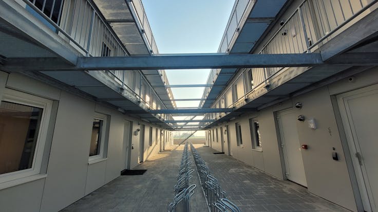 referenceproject migrantencampus, waalwijk, migrantencampus waalwijk, nieuwbouwproject migrantencampus, wonen voor arbeidsmigranten, housing for migrant workers, nieuwbouwproject in waalwijk, referenceproject, campus voor arbeidsmigranten, campus for migrant workers, nieuwe complex in waalwijk, new construction project in waalwijk, gevel, facade, rockvent base black, netherlands, nl, rw-bnl