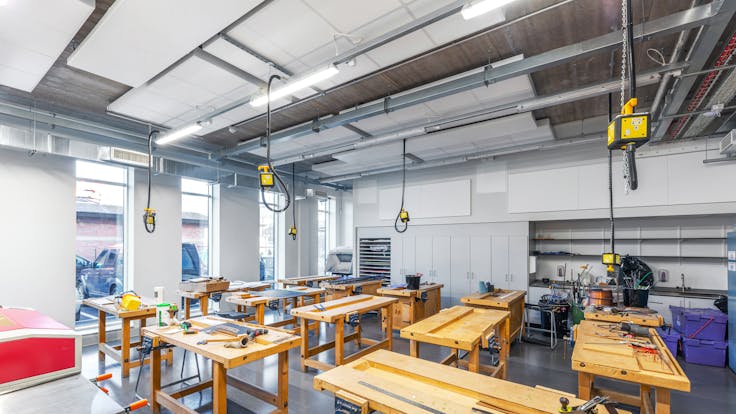 Classroom in The Northern School of Art in Middlesborough United Kingdom with Rockfon Blanka Activity wall absorber B-Edge, Infinity Islands.