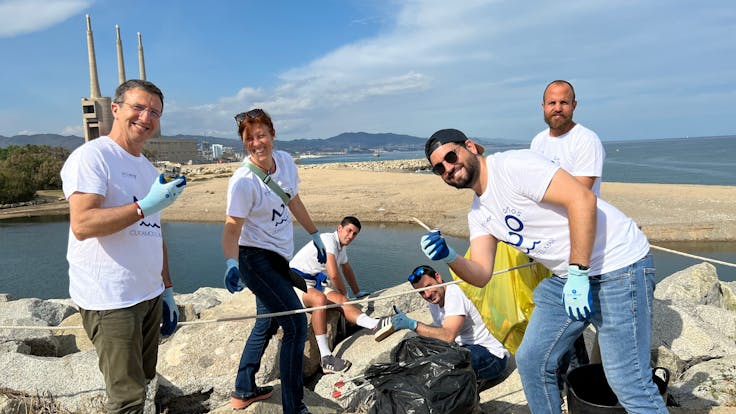 Ecomar. ODS 14. LIFE BELOW WATER. Internal Sustainability Campaign. SD23. Spain. Cleaning the beach. Employees.