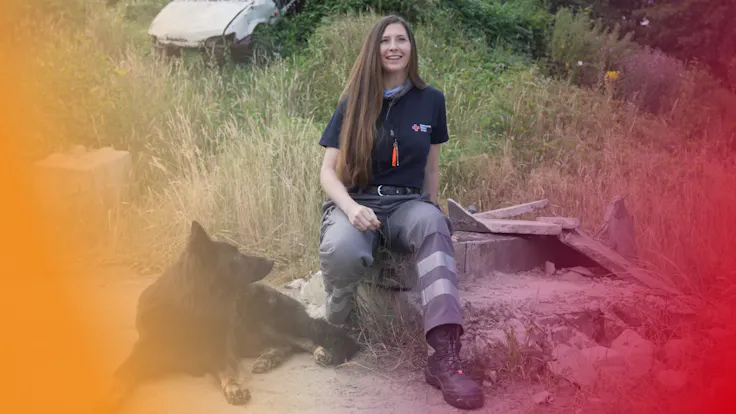 magazin, unsichtbar, online-magazin, behind the stones, bts, rettungshundestaffel, rettungshund, jacqueline ebert, Gefälledächer planen, spürnase für den ernstfall, hund raven, leben retten im team, leben schützen, eingespieltes team, suche nach vermissten personen, ehrenamtliches engagement, training, vermisstenrettung, trainingsgelände, video, germany