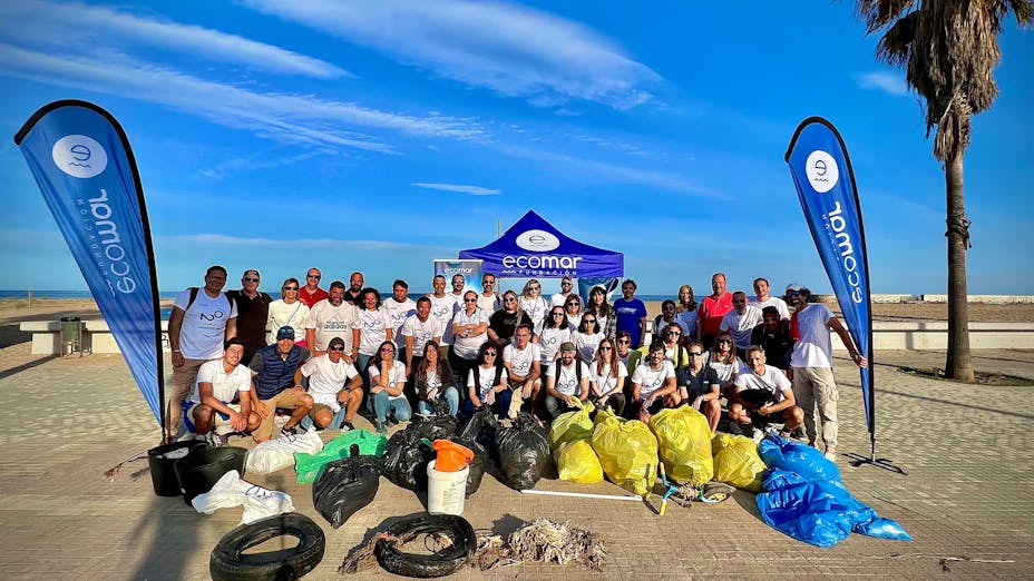 Voluntarios de ROCKWOOL recogen residuos en playa de Barcelona