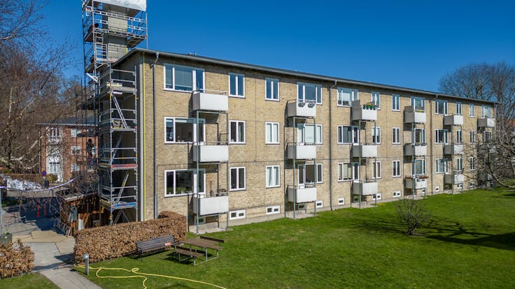 Geels Skovbryn. • Byggeperiode: 2022-2023 • Areal/kvadratmeter: 600 m2 • Bygherre: A/B Geels Skovbryn • Entreprenør: Activ Isolering A/S • Underentreprenør: Hansens • Produkter: Facadebatts • Bygningstype: Boligforening, etagebyggeri