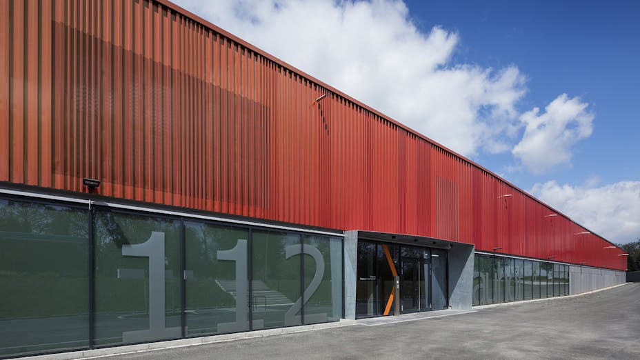 Brandsicher gebaut: Feuerwehr-Gerätehaus Titz mit Fassade aus Wellblech und Glas und einer Dämmung von ROCKWOOL