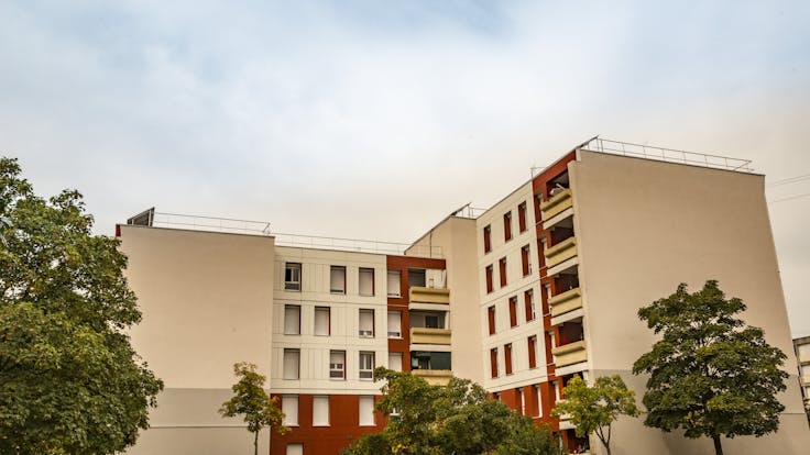 Résidence La Violette in Le Teil, France, cladded with Rockpanel Colours facade cladding