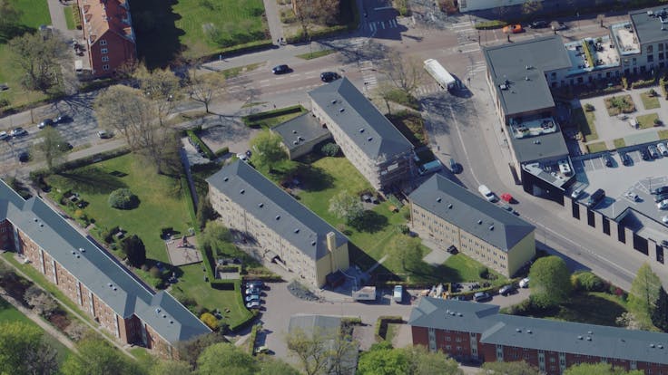 Geels Skovbryn. • Byggeperiode: 2022-2023 • Areal/kvadratmeter: 600 m2 • Bygherre: A/B Geels Skovbryn • Entreprenør: Activ Isolering A/S • Underentreprenør: Hansens • Produkter: Facadebatts • Bygningstype: Boligforening, etagebyggeri