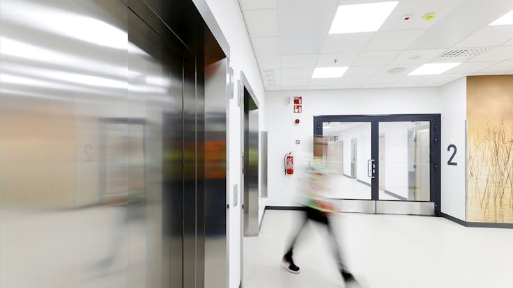 Corridor in Päijät-Hämeen keskussairaala in Lahti Finland with Rockfon Sonar A15-Edge, A24 Edge.