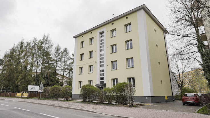 Ujęcie po: Case study wideo: Termomodernizacja kamienicy Boya- Żeleńskiego Katowice MUH, fasada, elewacja, facade Frontrock Super Informacje o prawach: Zgoda, o której mowa w ust. 3 odnosi się do wielokrotnego, nieograniczonego ilościowo, czasowo i terytorialnie, korzystania z wykonanych zdjęć i filmów na wszystkich znanych polach eksploatacji, a w szczególności: utrwalania i/lub zwielokrotniania jakąkolwiek techniką, wprowadzania do obrotu, wykorzystywania w materiałach reklamowych (m.in. prezentacje, katalogi, ulotki), wprowadzania do pamięci komputera oraz do sieci komputerowej i/lub multimedialnej i/lub sieci telefonii komórkowej, publicznego udostępniania, wystawiania, wyświetlania, równoczesnego i integralnego nadawania (reemitowania), strona internetowa, social media, you tube. / „Niniejsza zgoda obejmuje wszelkie formy publikacji, w szczególności rozpowszechnianie w Internecie na stronie internetowej www.rockwool.com, jak również rozpowszechnianie na portalach społecznościowych Facebook, Twitter, YouTube itp. oraz zamieszczenie w materiałach promocyjnych i informacyjnych” AST RW-PL