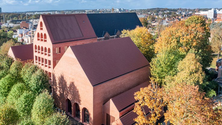 parksite leuven, the parksite, the parksite in leuven, building under construction, energetic expansion and total renovation, chapel renovation, reference project, referentie, rockroof flexi plus, prefabricated panels, high ceilings and arches, leuven, belgium