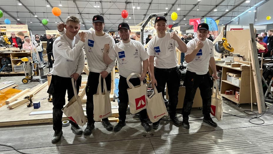 Lars Corneliussen til DM Skills 2024 sammen med sine konkurrencedeltagere i tømrerfaget