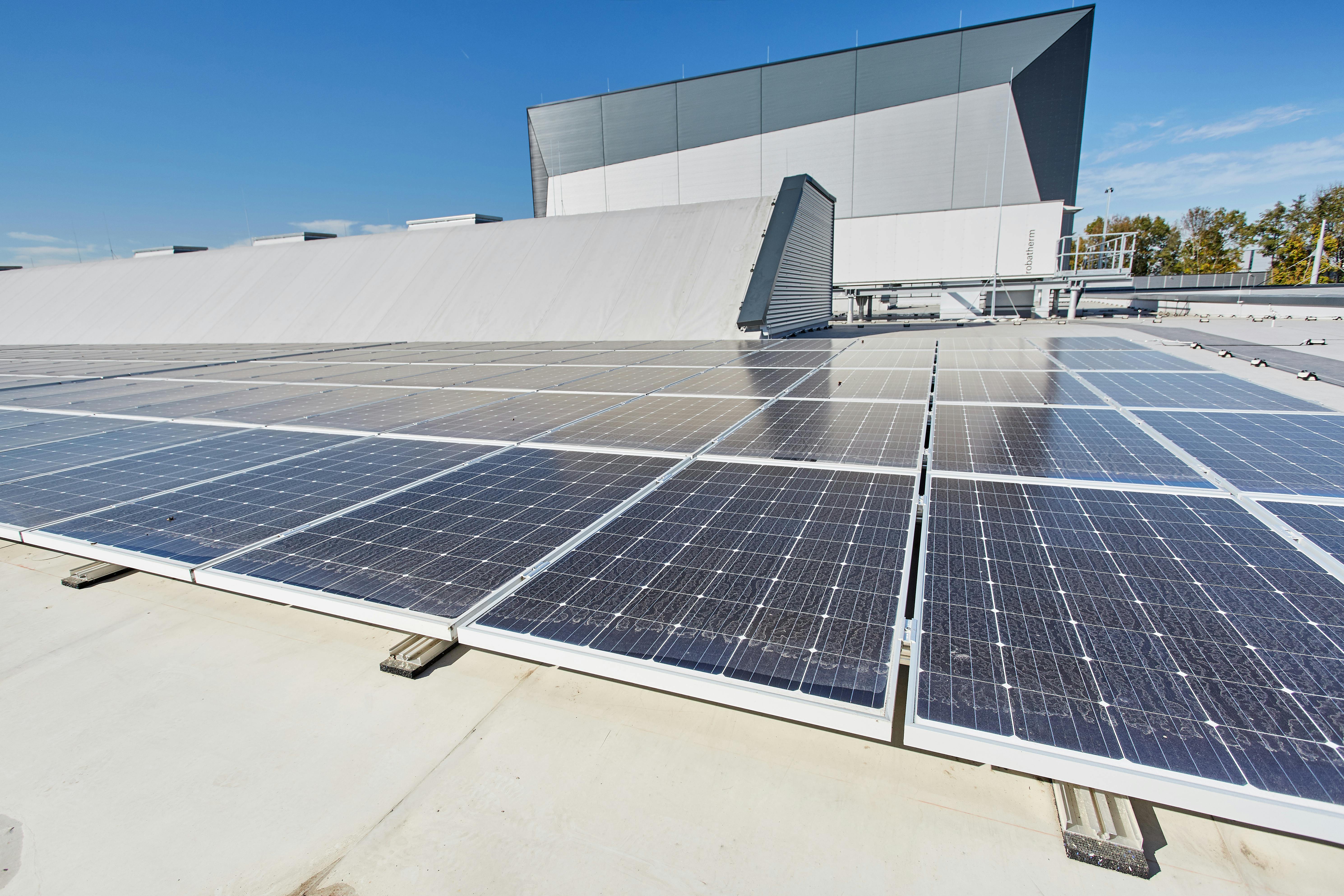 flatroof, flat roof, fri, FRI, Flachdach, insulation, Solarrock, solar panel, solar panels, PV, PV-Anlage, Photovotaik, higher stressed flat roof, höher beansprucht, walkway, Wartungsweg, Germany, SEW Bruchsal 10/2017, Job 5091