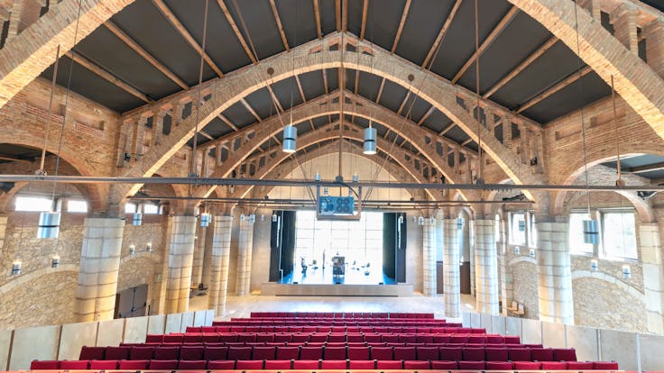 Auditorium in Celler Vila-seca in Vila-seca Spain with Rockfon Color-all B-Edge