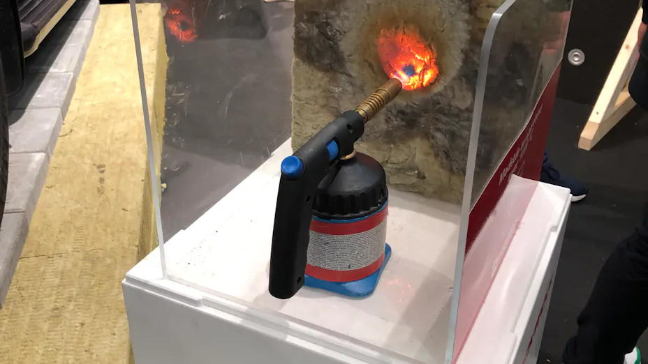 På årets byggerimesse demonstrerer ROCKWOOL med en bunsenbrænder, hvordan deres stenuldsisolering modstår temperaturer over 1.000 grader og sikrer enestående brandsikkerhed.