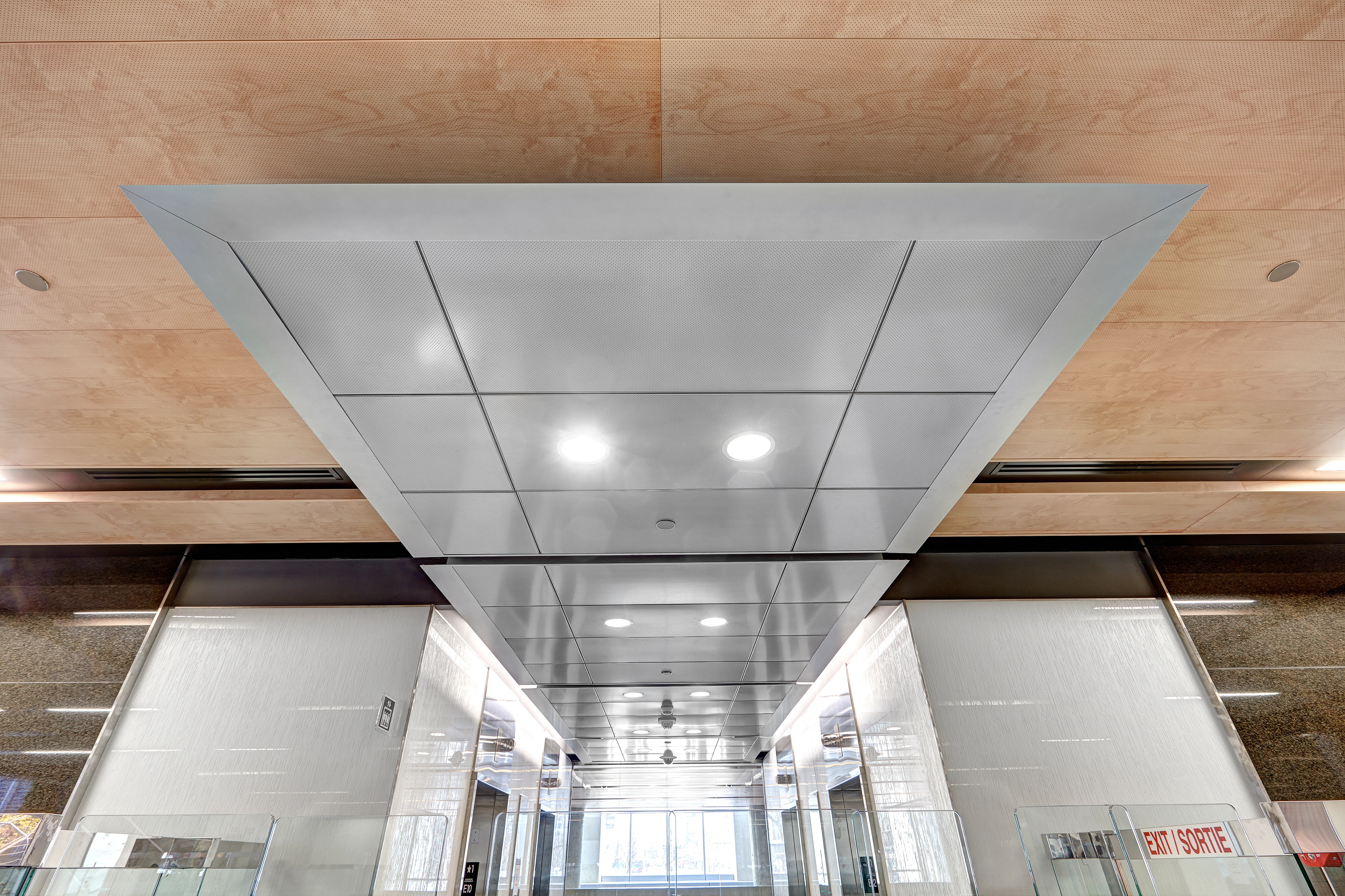 90 Elgin, Ottawa, Canada, 34.123 m2, Rockfon Specialty Metal Ceilings, Chicago Metallic, Dialog, MCROBIE Architects + Interior Designers, Ron Engineering and Construction/State of the Art Acoustik Inc., The Great-West Life Assurance Company (Building), Government of Canada (Land), Advance Drywall Ltd./Morin Bros. Builiding Supplies, LEED, Bochsler Creative Solutions, Razor Edge Infinity, Planostile Lay-in, SpanAir Hook-On, Reveal, 24" x 48", Satin Silver, WoodScenes Lazy Maple, 4600 Ultraline