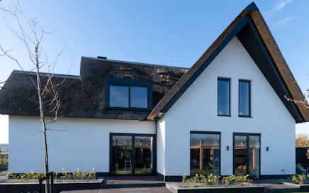 Modernisation d’une maison avec un toit de chaume