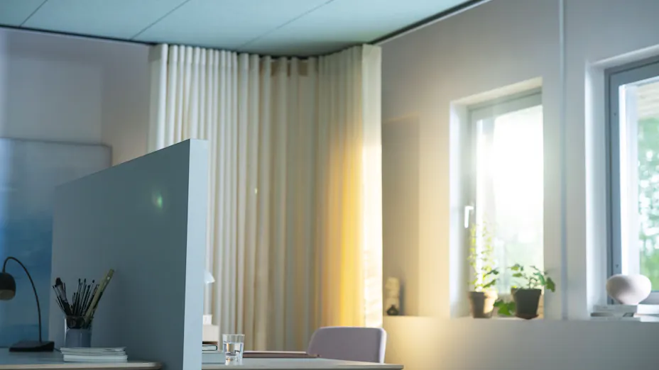 Met Rockfon Canva Floor screen creëer je een akoestische scheiding tussen werkplekken