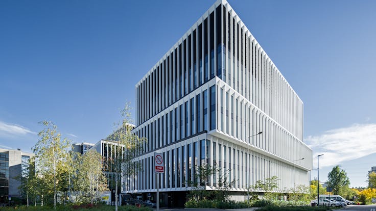 case study LAKESIDE WARSZWA office building BREEAM Outstanding certification, WELL Gold certification, E.ON Polska S.A. certification, Class A standard offices, and beautifully landscaped green surroundings - since the end of 2023, the prestigious Lakeside office and service complex has been operating in Warsaw’s Mokotów district, utilizing ROCKWOOL stone wool insulation materials photographer Rafal Chojnacki