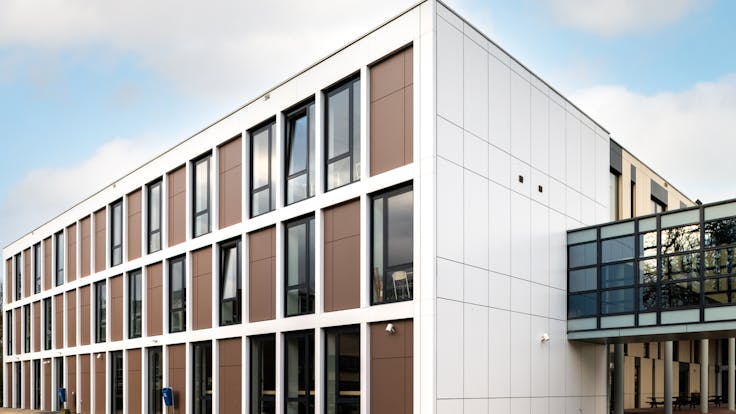 Rockpanel Case Study Christelijk Lyceum Veenendaal Custom Metals mat glans + Colours RAL 9003, RAL 1015 en RAL 7016