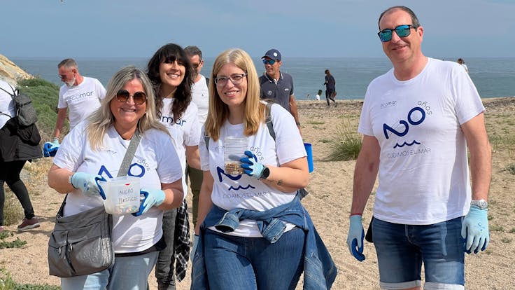 Ecomar. ODS 14. LIFE BELOW WATER. Internal Sustainability Campaign. SD23. Spain. Cleaning the beach. Employees.