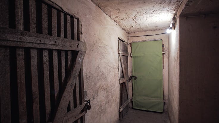 Ujęcie przed: Case study: Termomodernizacja kamienicy Boya- Żeleńskiego Katowice MUH, piwnica strop Informacje o prawach: Zgoda, o której mowa w ust. 3 odnosi się do wielokrotnego, nieograniczonego ilościowo, czasowo i terytorialnie, korzystania z wykonanych zdjęć i filmów na wszystkich znanych polach eksploatacji, a w szczególności: utrwalania i/lub zwielokrotniania jakąkolwiek techniką, wprowadzania do obrotu, wykorzystywania w materiałach reklamowych (m.in. prezentacje, katalogi, ulotki), wprowadzania do pamięci komputera oraz do sieci komputerowej i/lub multimedialnej i/lub sieci telefonii komórkowej, publicznego udostępniania, wystawiania, wyświetlania, równoczesnego i integralnego nadawania (reemitowania), strona internetowa, social media, you tube. / „Niniejsza zgoda obejmuje wszelkie formy publikacji, w szczególności rozpowszechnianie w Internecie na stronie internetowej www.rockwool.com, jak również rozpowszechnianie na portalach społecznościowych Facebook, Twitter, YouTube itp. oraz zamieszczenie w materiałach promocyjnych i informacyjnych” AST RW-PL