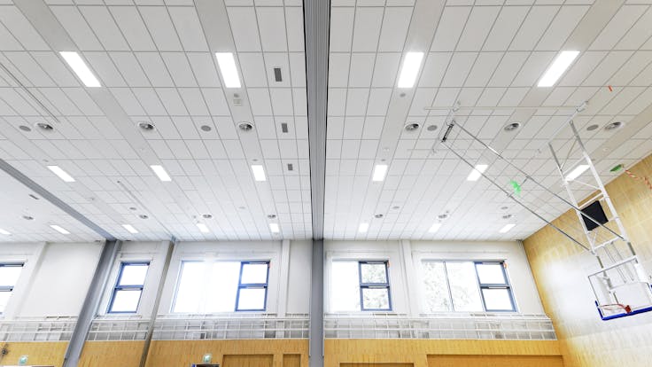 Gymnasium in Pohjois-Tapiolan yhteiskoulu in Espoo Finland with Rockfon Boxer A24-Edge