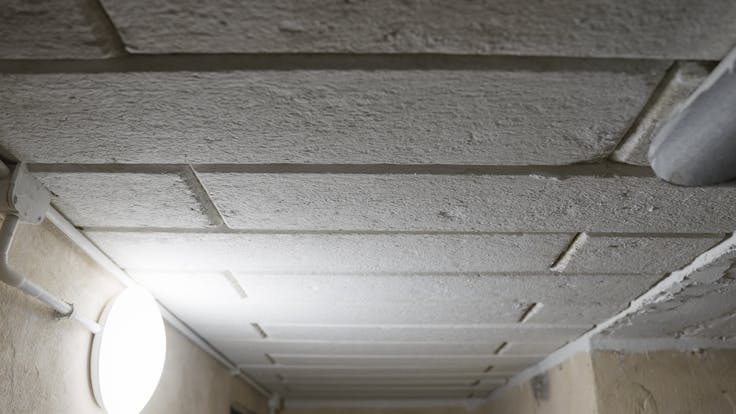 Ujęcia po Case study wideo: Termomodernizacja kamienicy Boya- Żeleńskiego Katowice, MUH, piwnica, sufit, ceiling in the basement, stroprock g Informacje o prawach: Zgoda, o której mowa w ust. 3 odnosi się do wielokrotnego, nieograniczonego ilościowo, czasowo i terytorialnie, korzystania z wykonanych zdjęć i filmów na wszystkich znanych polach eksploatacji, a w szczególności: utrwalania i/lub zwielokrotniania jakąkolwiek techniką, wprowadzania do obrotu, wykorzystywania w materiałach reklamowych (m.in. prezentacje, katalogi, ulotki), wprowadzania do pamięci komputera oraz do sieci komputerowej i/lub multimedialnej i/lub sieci telefonii komórkowej, publicznego udostępniania, wystawiania, wyświetlania, równoczesnego i integralnego nadawania (reemitowania), strona internetowa, social media, you tube. / „Niniejsza zgoda obejmuje wszelkie formy publikacji, w szczególności rozpowszechnianie w Internecie na stronie internetowej www.rockwool.com, jak również rozpowszechnianie na portalach społecznościowych Facebook, Twitter, YouTube itp. oraz zamieszczenie w materiałach promocyjnych i informacyjnych” AST RW-PL