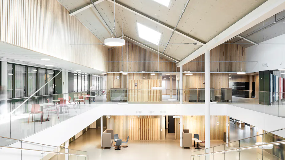 Adolfsbergsskolan, vilken ritats av arkitekten Mattias Palme på LLP arkitektkontor, satsar stort på inomhusklimatet.