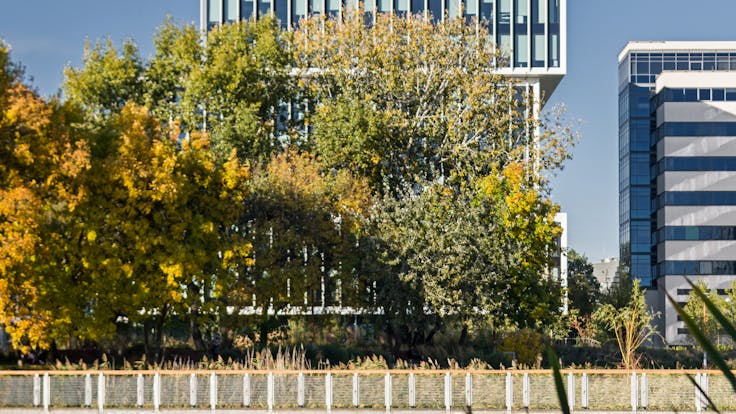 case study LAKESIDE WARSZWA office building BREEAM Outstanding certification, WELL Gold certification, E.ON Polska S.A. certification, Class A standard offices, and beautifully landscaped green surroundings - since the end of 2023, the prestigious Lakeside office and service complex has been operating in Warsaw’s Mokotów district, utilizing ROCKWOOL stone wool insulation materials photographer Rafal Chojnacki