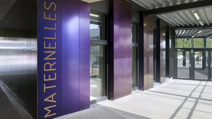 New build of the Les Trèfles primary school in Anderlecht, Belgium with Rockpanel Natural & Rockpanel Chameleon exterior cladding. Les Trefles