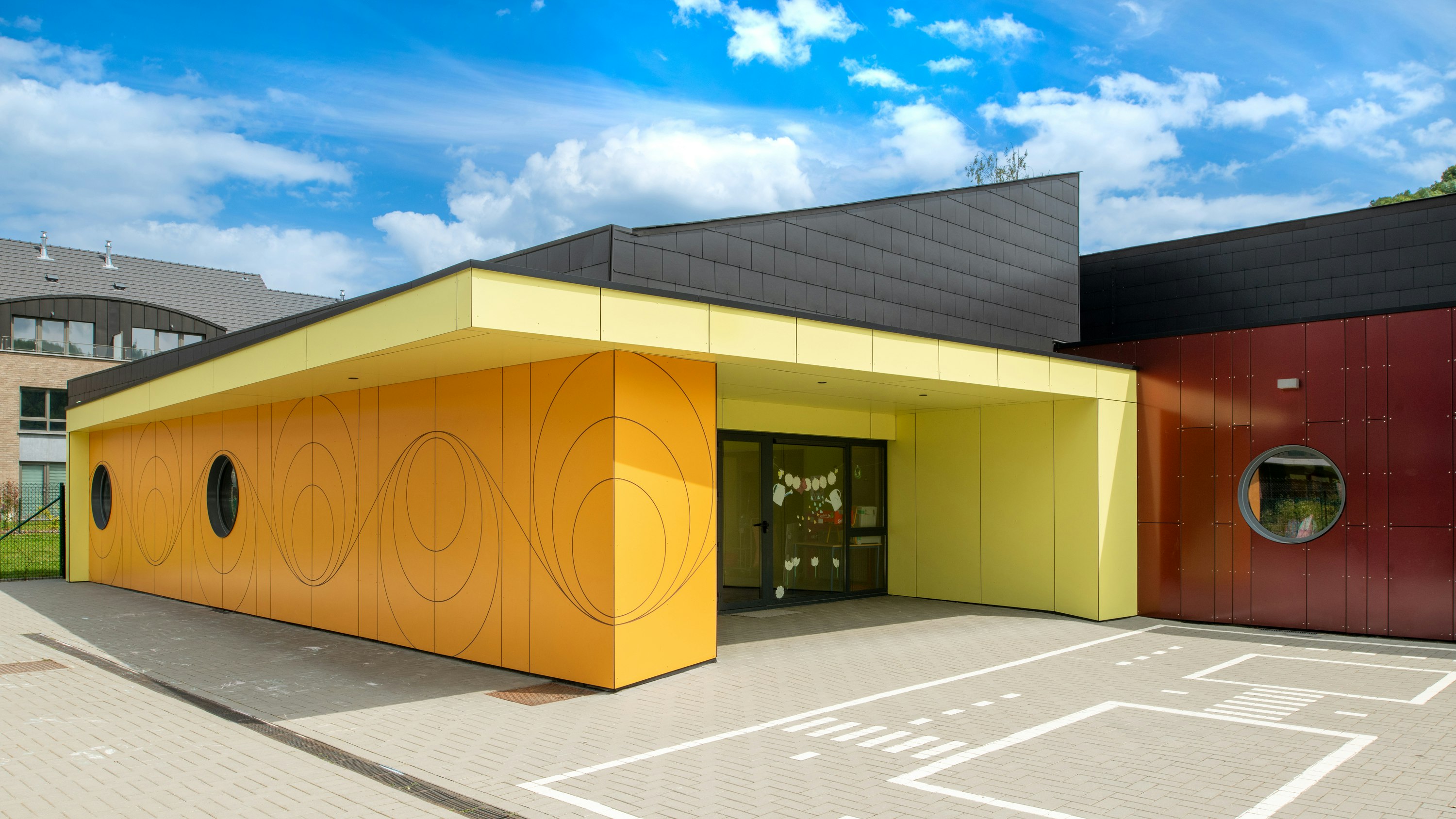 Case Study, École de Nameche, BE, Colours special RAL 100 90 50 & Chameleon red gold purple