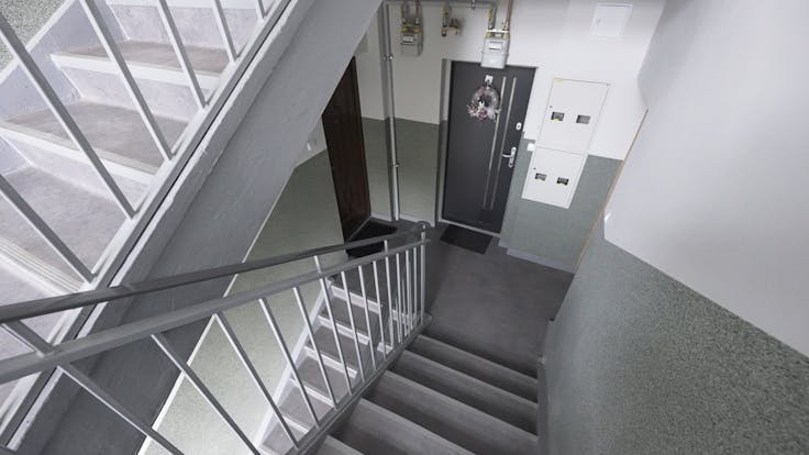 Ujęcia po Case study wideo: Termomodernizacja kamienicy Boya- Żeleńskiego Katowice, MUH Informacje o prawach: Zgoda, o której mowa w ust. 3 odnosi się do wielokrotnego, nieograniczonego ilościowo, czasowo i terytorialnie, korzystania z wykonanych zdjęć i filmów na wszystkich znanych polach eksploatacji, a w szczególności: utrwalania i/lub zwielokrotniania jakąkolwiek techniką, wprowadzania do obrotu, wykorzystywania w materiałach reklamowych (m.in. prezentacje, katalogi, ulotki), wprowadzania do pamięci komputera oraz do sieci komputerowej i/lub multimedialnej i/lub sieci telefonii komórkowej, publicznego udostępniania, wystawiania, wyświetlania, równoczesnego i integralnego nadawania (reemitowania), strona internetowa, social media, you tube. / „Niniejsza zgoda obejmuje wszelkie formy publikacji, w szczególności rozpowszechnianie w Internecie na stronie internetowej www.rockwool.com, jak również rozpowszechnianie na portalach społecznościowych Facebook, Twitter, YouTube itp. oraz zamieszczenie w materiałach promocyjnych i informacyjnych” AST RW-PL