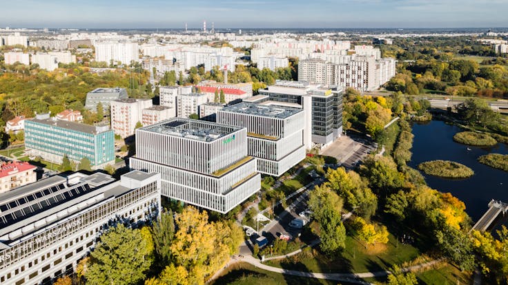 case study LAKESIDE WARSZWA office building BREEAM Outstanding certification, WELL Gold certification, E.ON Polska S.A. certification, Class A standard offices, and beautifully landscaped green surroundings - since the end of 2023, the prestigious Lakeside office and service complex has been operating in Warsaw’s Mokotów district, utilizing ROCKWOOL stone wool insulation materials photographer Rafal Chojnacki