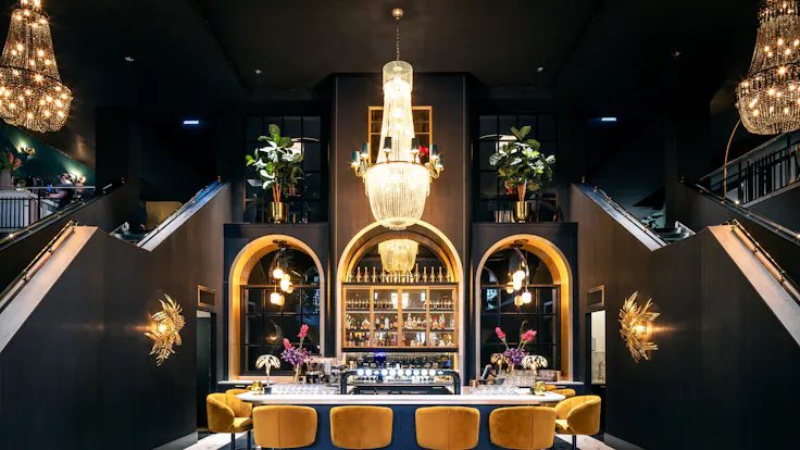 Restaurant in Theaterhotel Oranjerie in Roermond Netherlands with Rockfon Color-all X-Edge