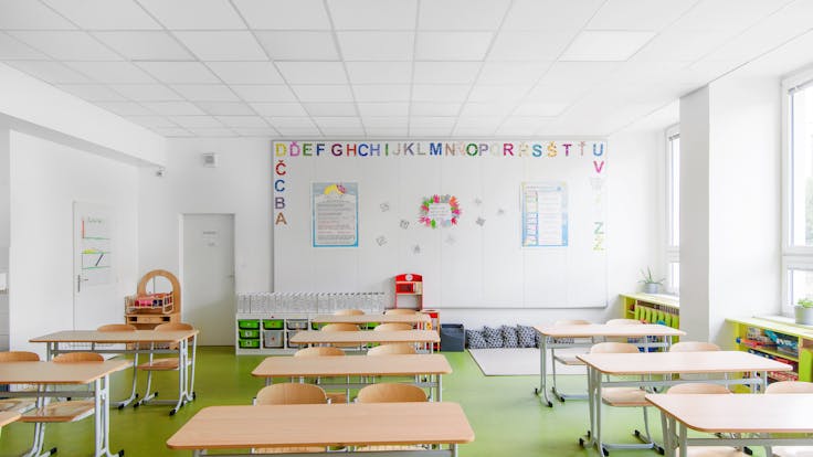 Classroom in Gen. František Fajtl's elementary school in Prague Czech Republic with Rockfon Blanka A24-Edge and Rockfon VertiQ C-Edge