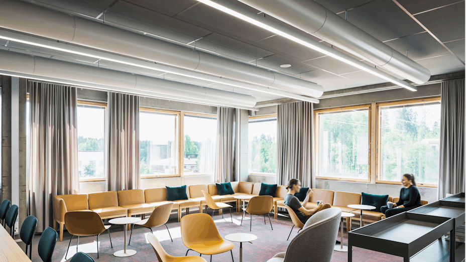 Study room in Hämeenkylän koulu (school) in Vantaa Finland with Rockfon Color-all in A-edge